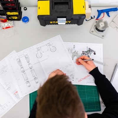 Ingeniero con planos